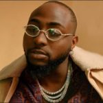 Davido extends generosity to airport staff, gives him $100 (Video)