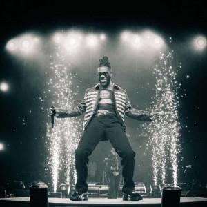 If you jump come stage, I fit enter you normally – Burna Boy warns fans during concert (Video)